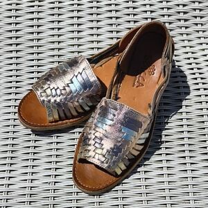 Sbicca Metallic Huarache Sandals || 8